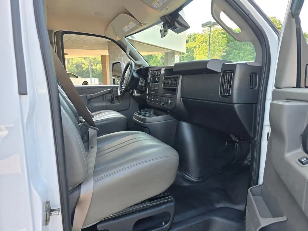GMC Savana photo 21