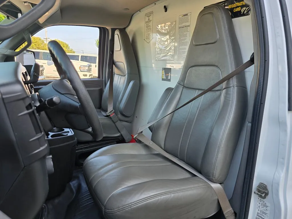 GMC Savana photo 17