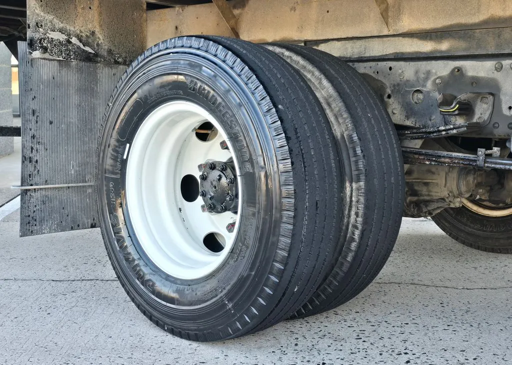 Isuzu NPR photo 34