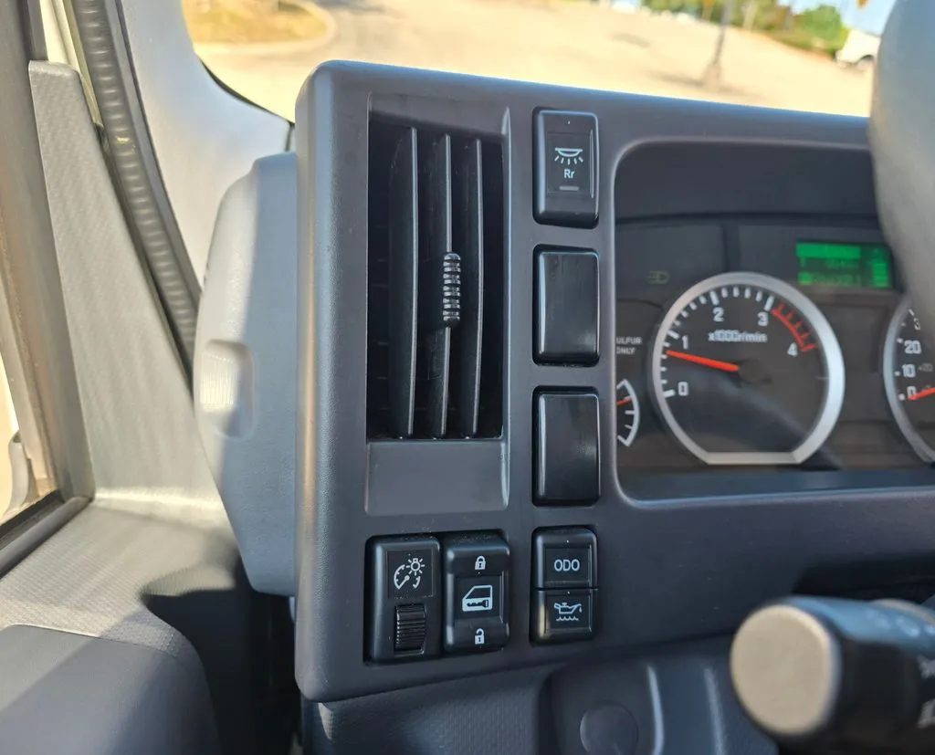 Isuzu NPR photo 24