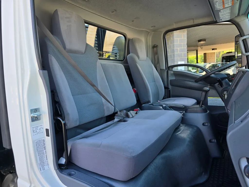 Isuzu NPR photo 21