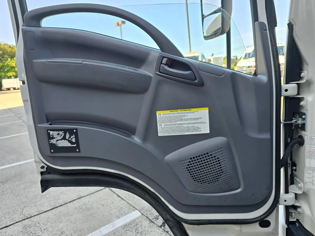 Isuzu NPR photo 18