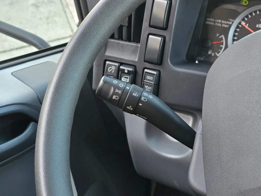 Isuzu NPR photo 25