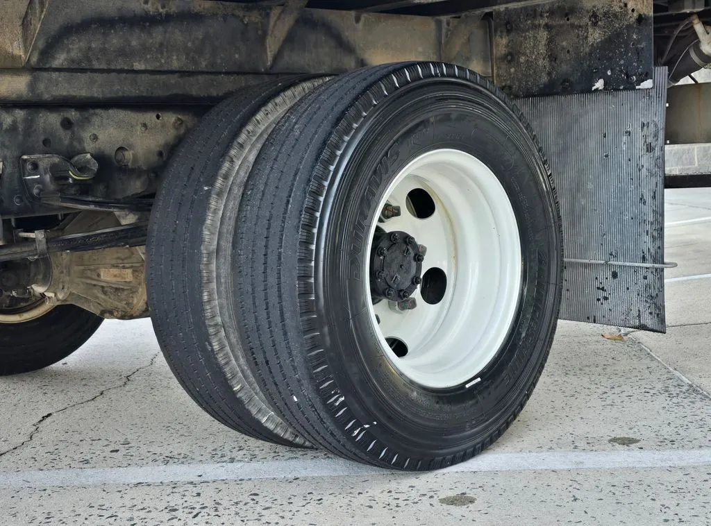 Isuzu NPR photo 32