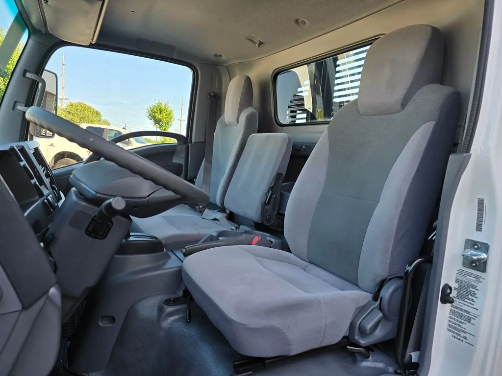 Isuzu NPR photo 16