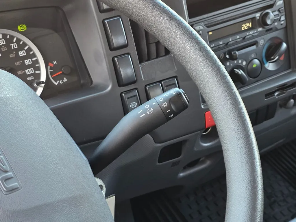 Isuzu NPR photo 27