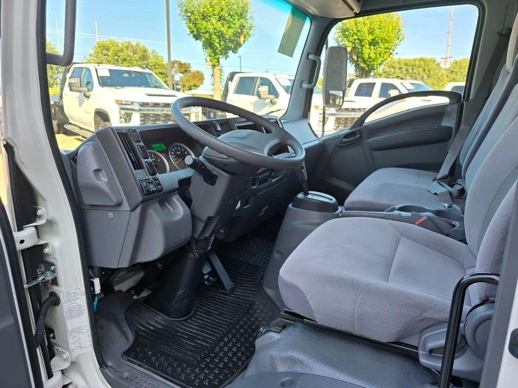 Isuzu NPR photo 17