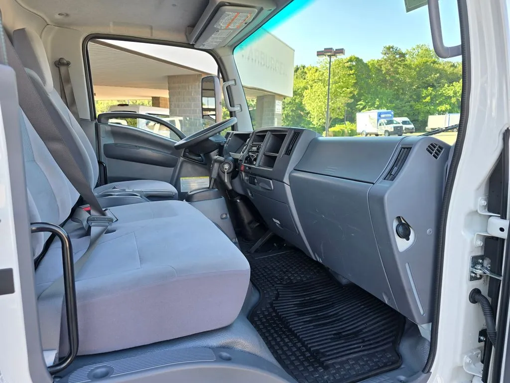 Isuzu NPR photo 20