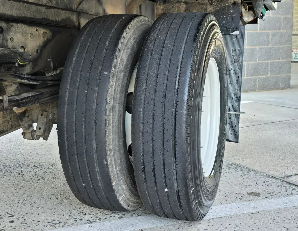 Isuzu NPR photo 33