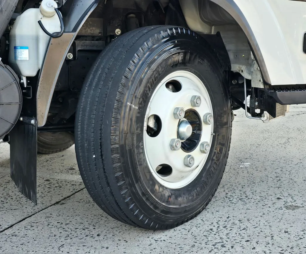 Isuzu NPR photo 36