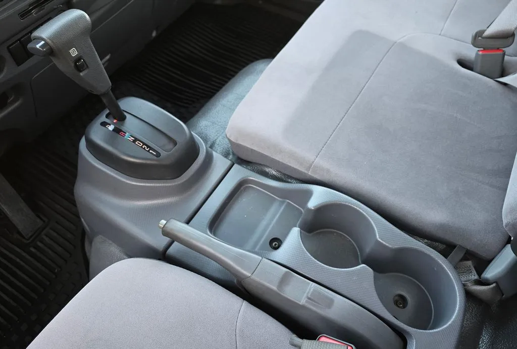 Isuzu NPR photo 29