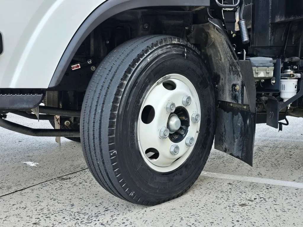Isuzu NPR photo 30