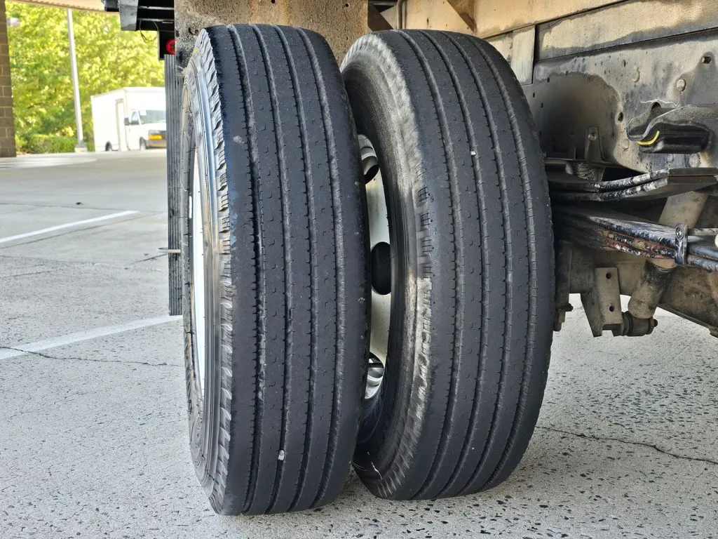 Isuzu NPR photo 35