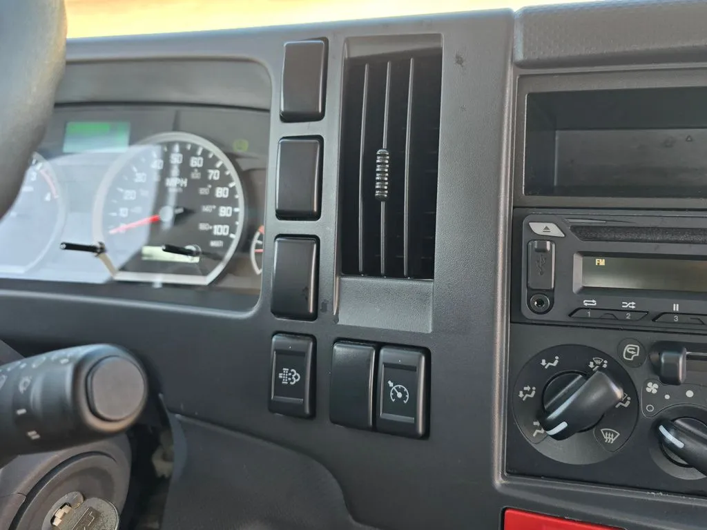 Isuzu NPR photo 28