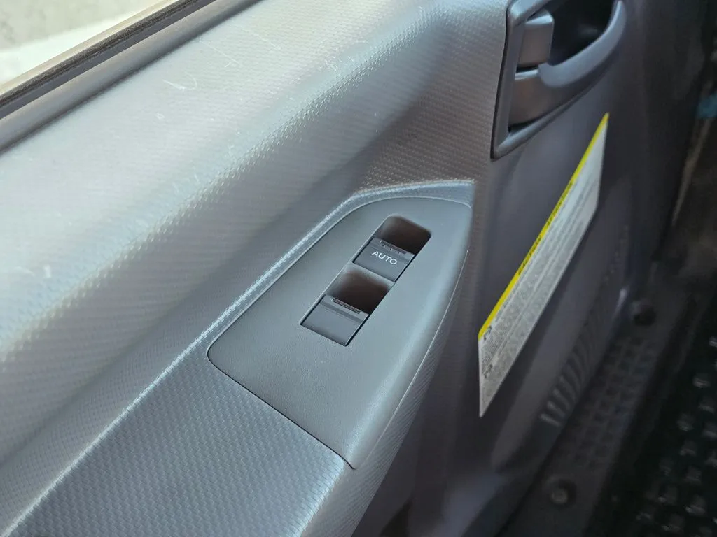 Isuzu NPR photo 19