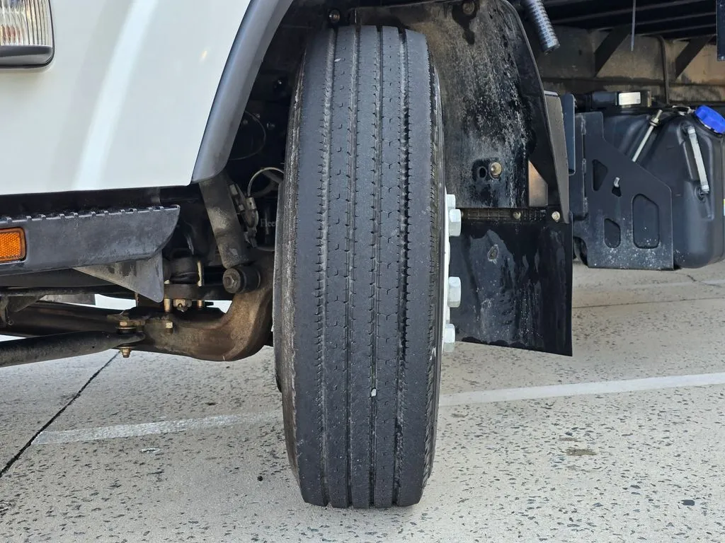 Isuzu NPR photo 31