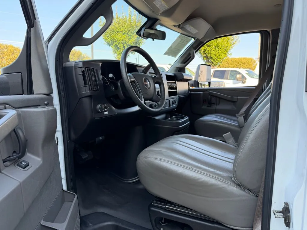 GMC Savana photo 15