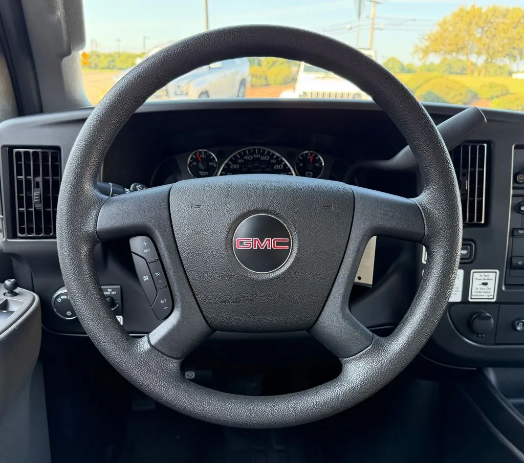 GMC Savana photo 24