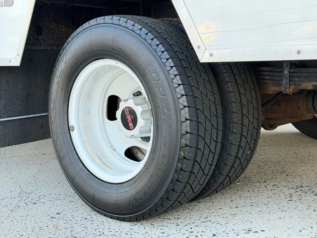 GMC Savana photo 35