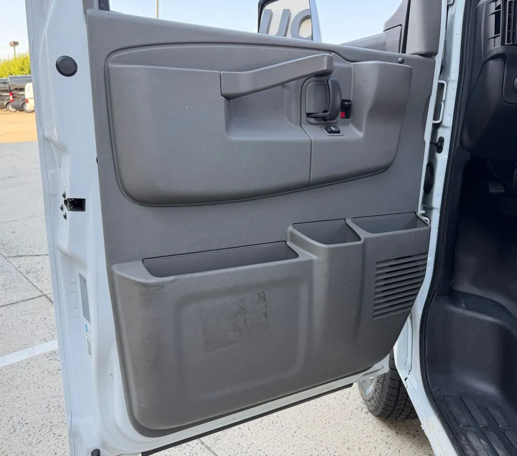 GMC Savana photo 17