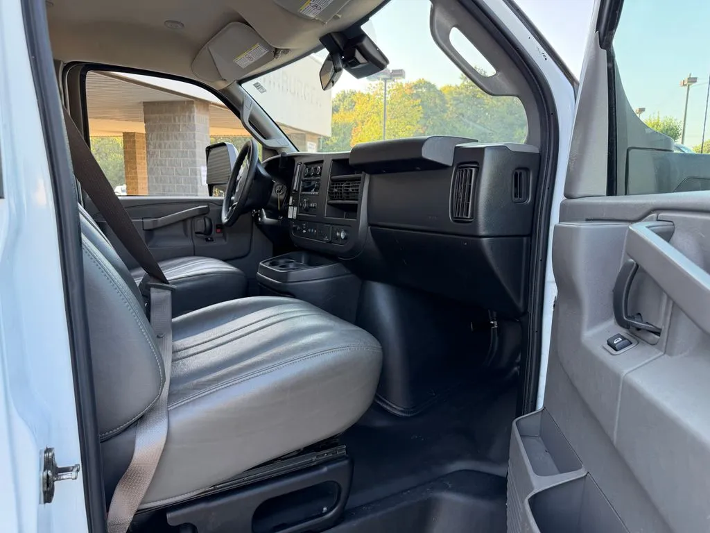 GMC Savana photo 20