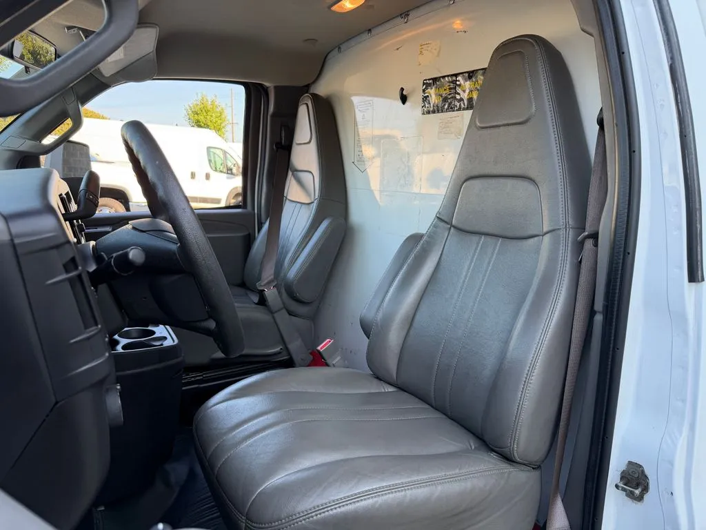 GMC Savana photo 16