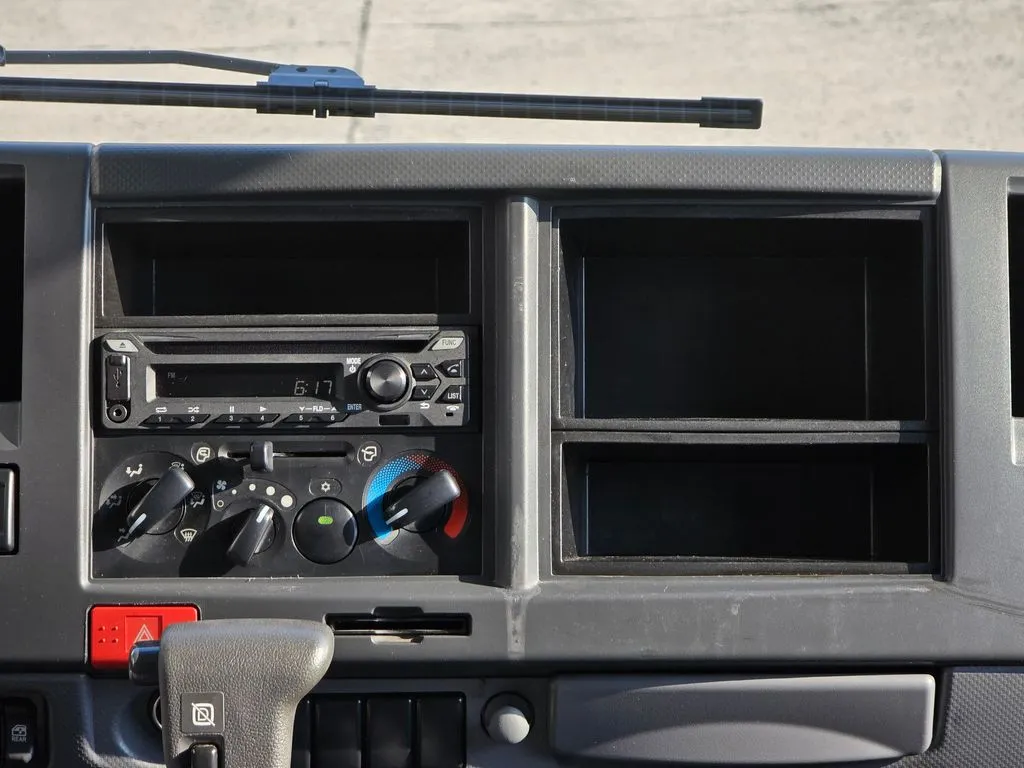 Isuzu NPR-XD photo 32