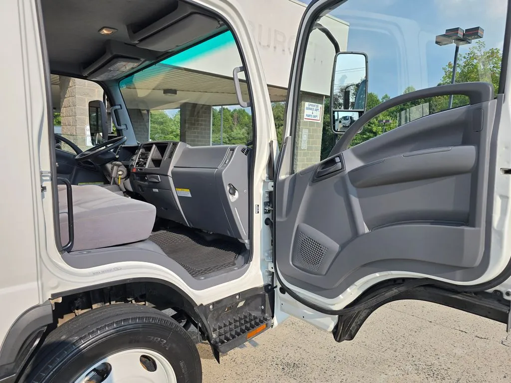 Isuzu NPR-XD photo 38