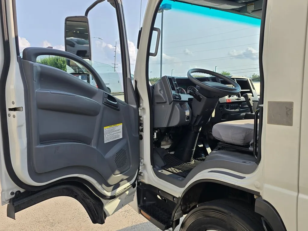 Isuzu NPR-XD photo 33