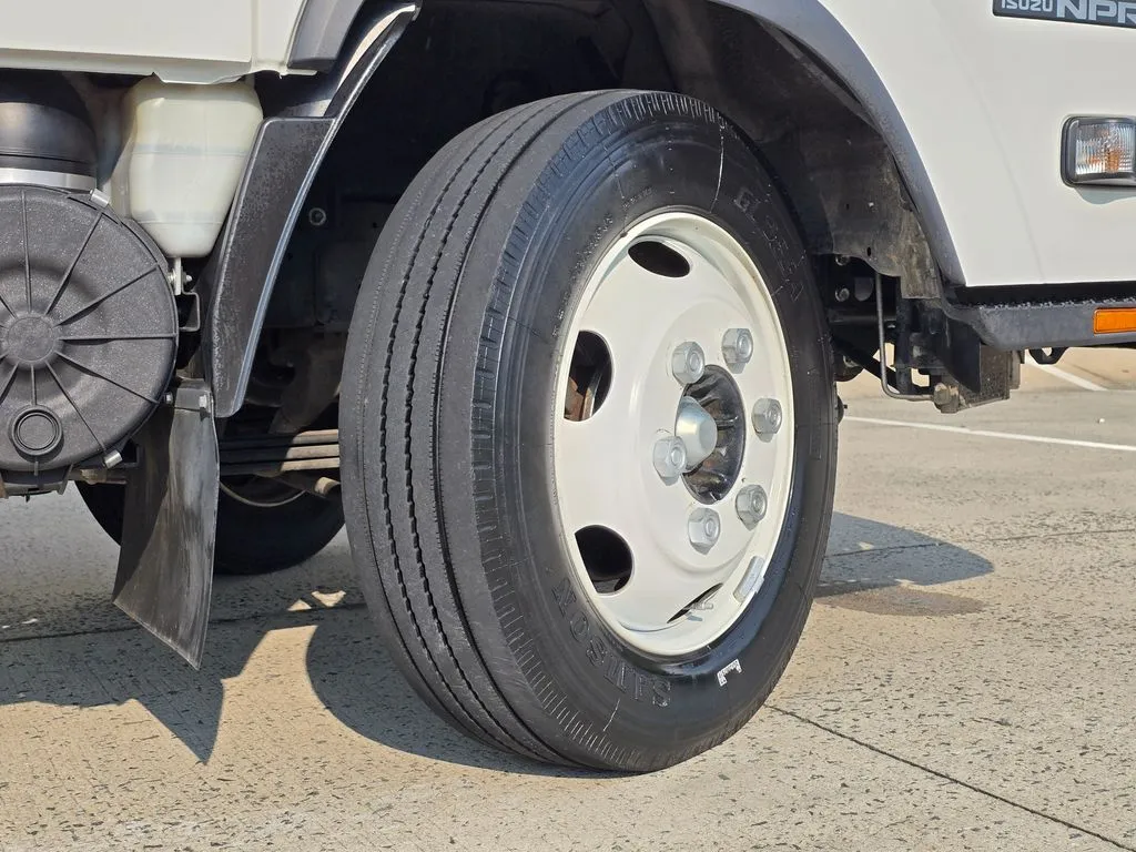 Isuzu NPR-XD photo 55