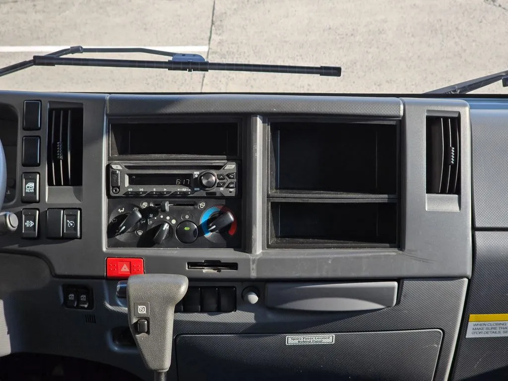 Isuzu NPR-XD photo 31