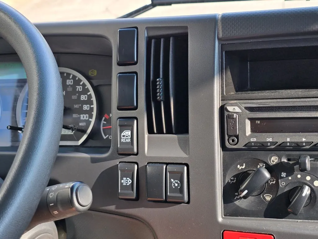 Isuzu NPR-XD photo 30