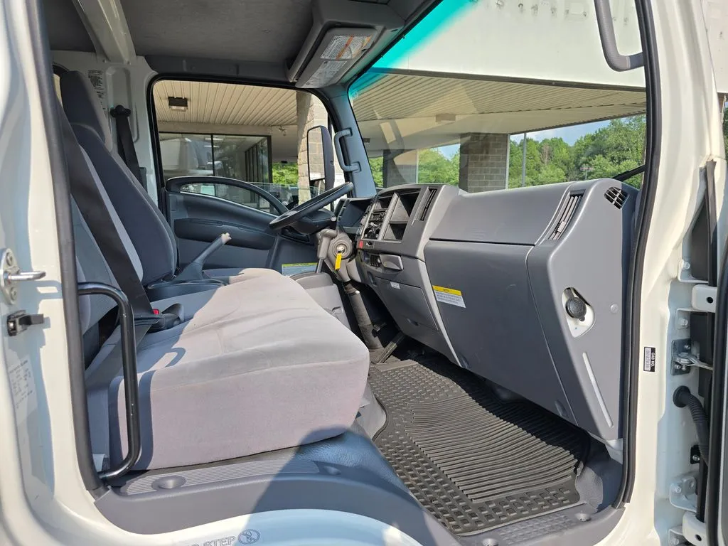 Isuzu NPR-XD photo 39