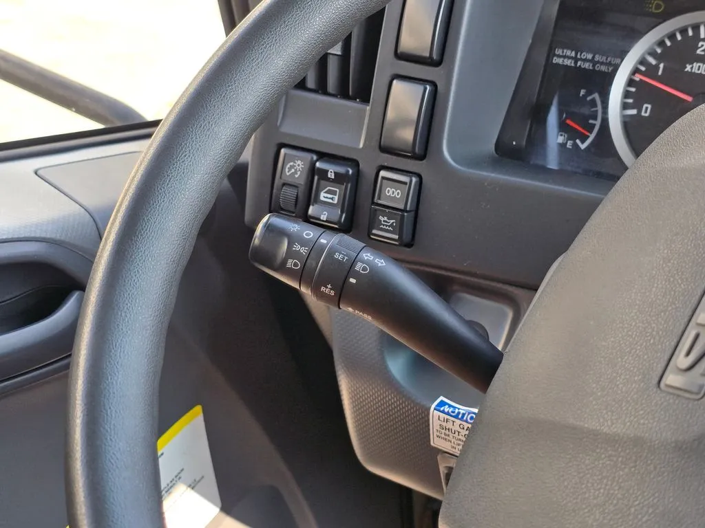 Isuzu NPR-XD photo 26