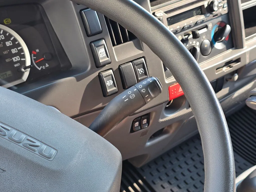 Isuzu NPR-XD photo 29