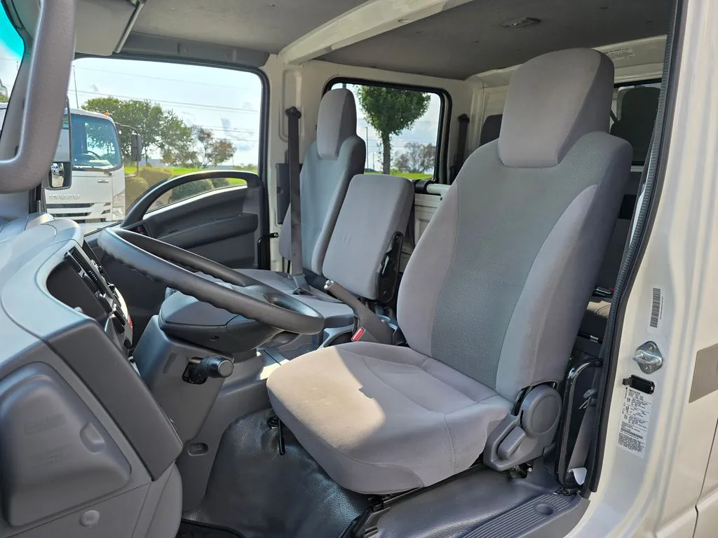 Isuzu NPR-XD photo 35