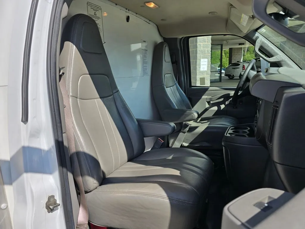 GMC Savana photo 28