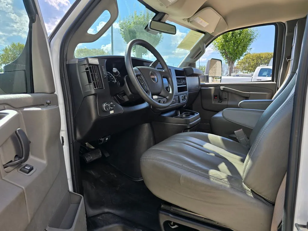 GMC Savana photo 22