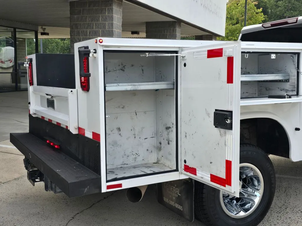 Chevrolet 3500HD photo 23