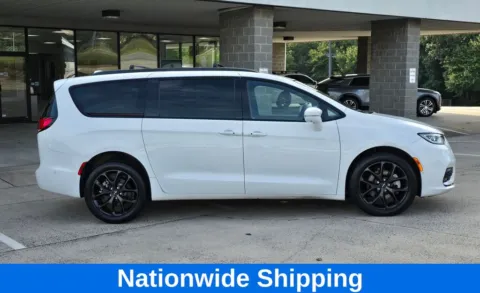 Another view of 2022 Chrysler Pacifica Limited w/2nd Row Captain's Seating for sale in Concord, NC at Carolina Auto Warehouse