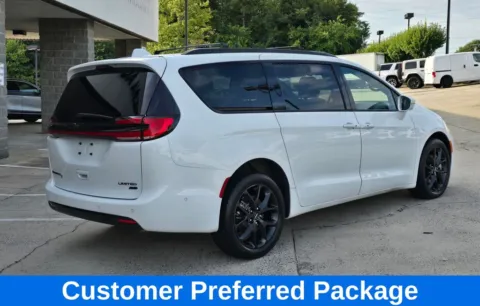 More photos of 2022 Chrysler Pacifica Limited w/2nd Row Captain's Seating at Carolina Auto Warehouse, NC