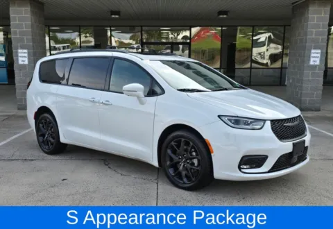 Photos of 2022 Chrysler Pacifica Limited w/2nd Row Captain's Seating for sale in Concord, NC at Carolina Auto Warehouse