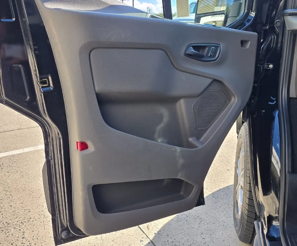 Ford Transit-350 photo 31