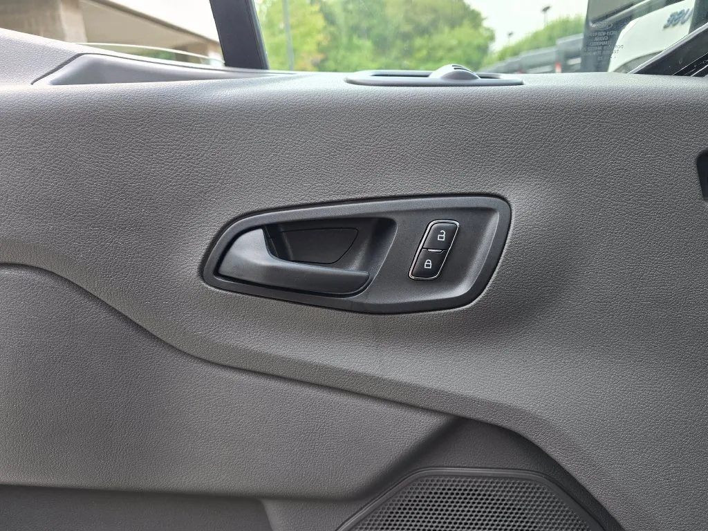 Ford Transit-350 photo 32