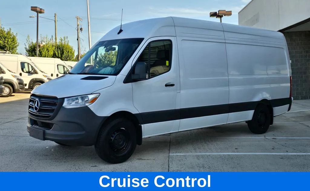 Mercedes-Benz Sprinter photo 9