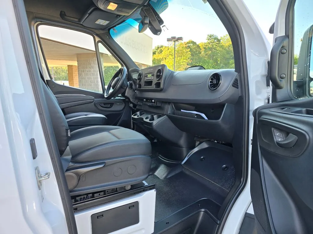 Mercedes-Benz Sprinter photo 32