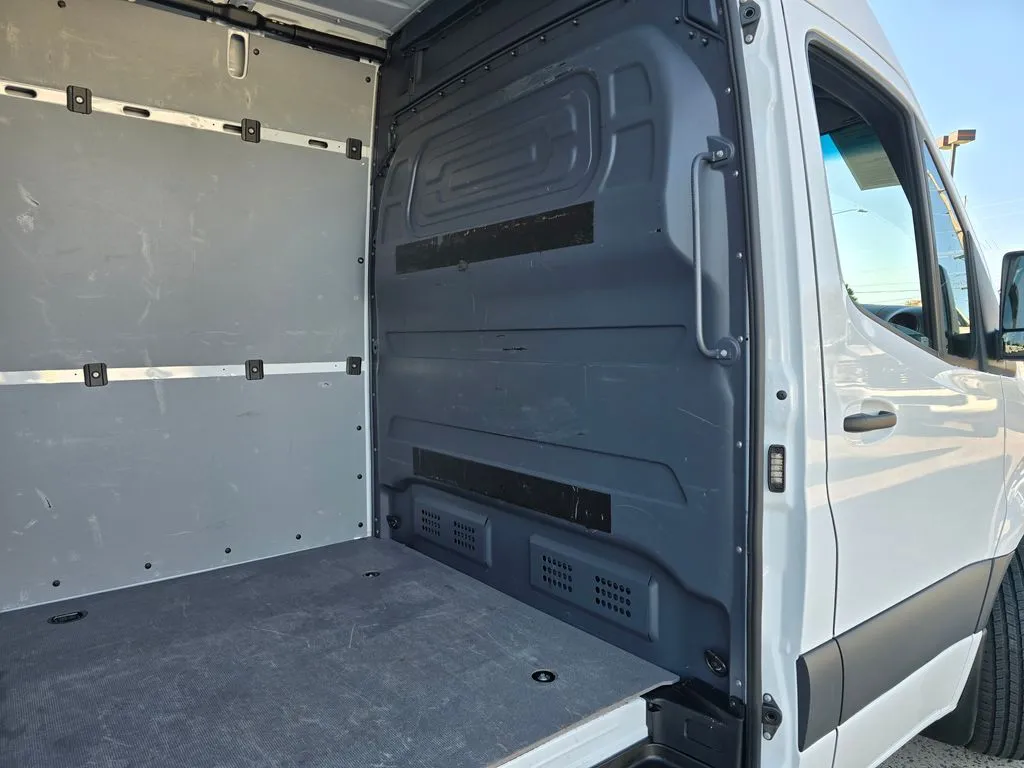 Mercedes-Benz Sprinter photo 18