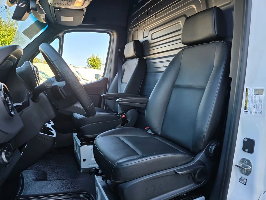 Mercedes-Benz Sprinter photo 28