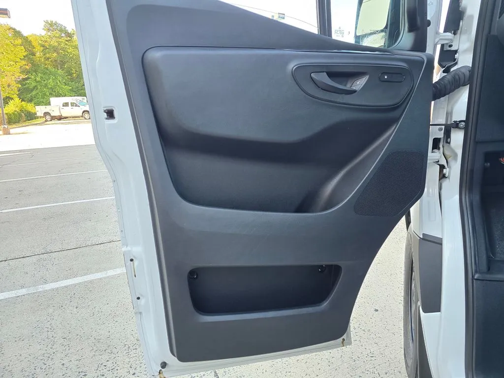 Mercedes-Benz Sprinter photo 29