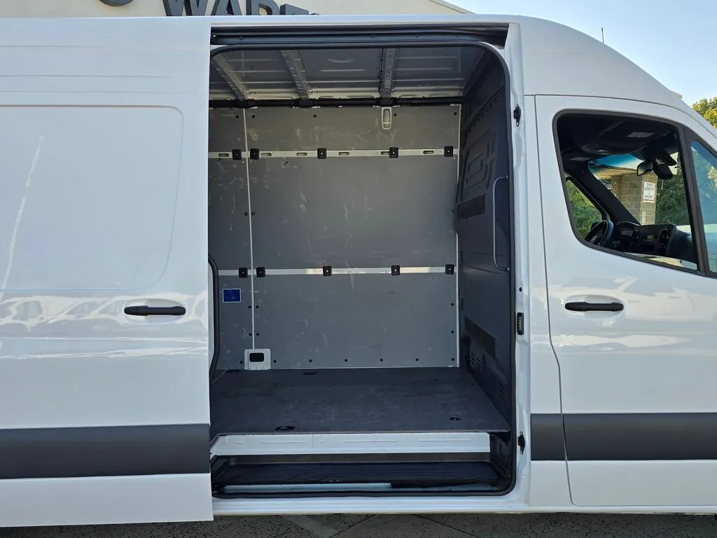 Mercedes-Benz Sprinter photo 16
